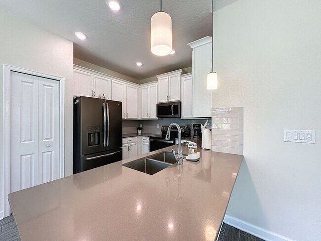 Building Photo - Beautiful Furnished townhome in Vistas of ...