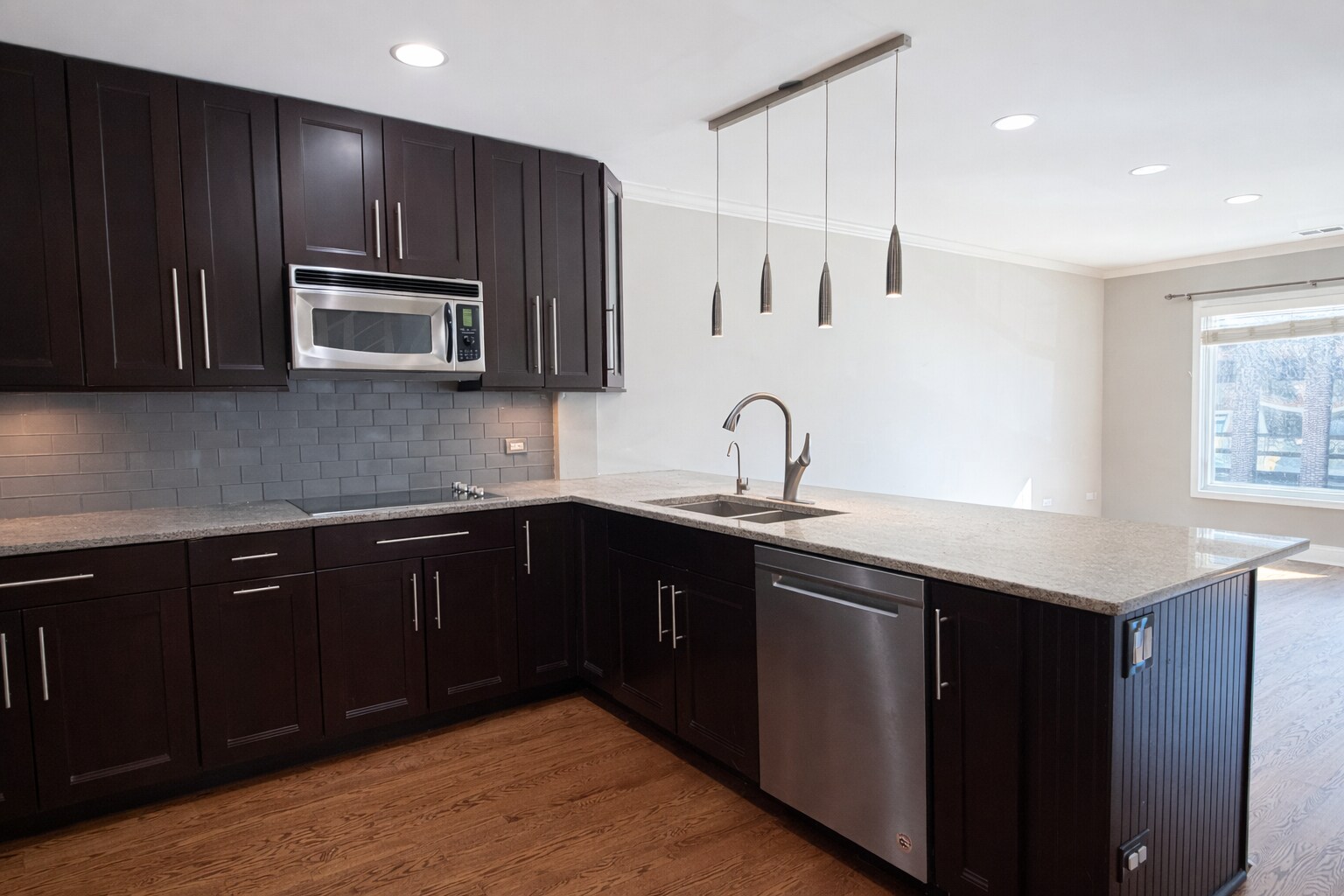 Building Photo - 805 W Wolfram St