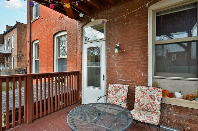 Building Photo - Charming 3-Bed Unit Near The Grove with Mo...