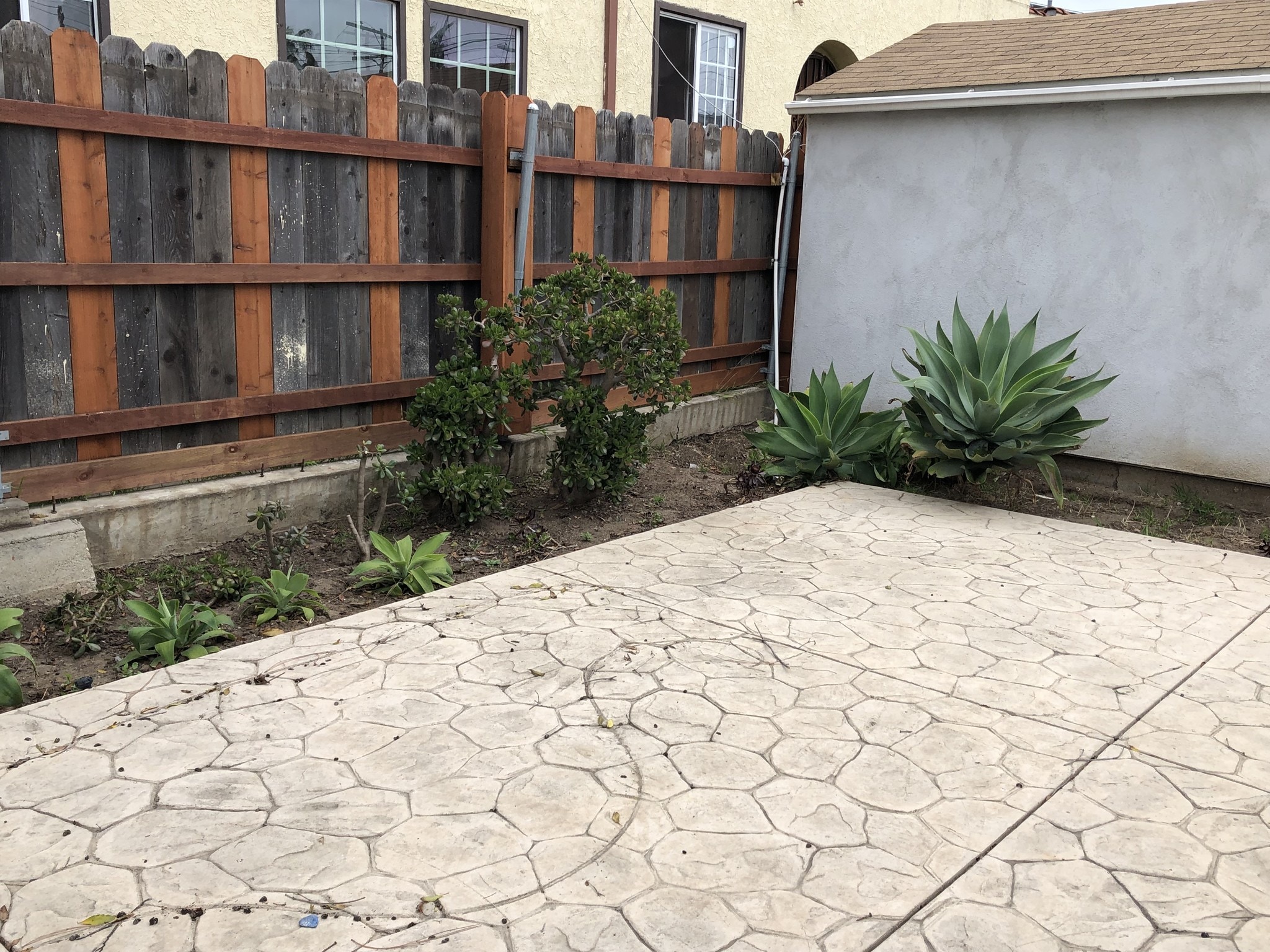 Maintenance-free yard overlooking the park. - 601 N Park Ave