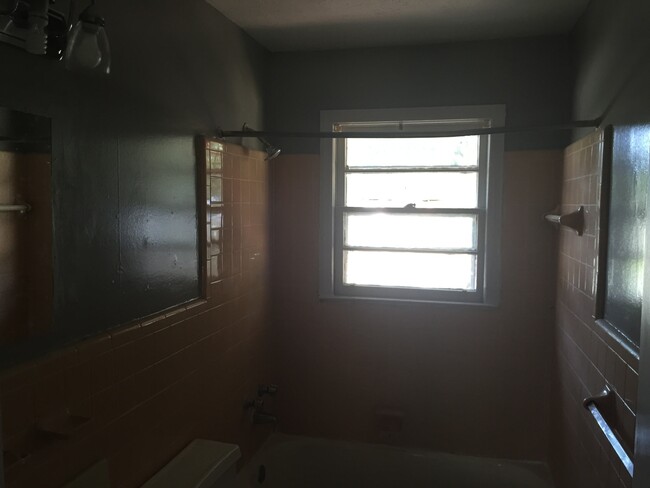 Building Photo - **ON HOLD***East Columbus 3 Bedroom / 1 Ba...