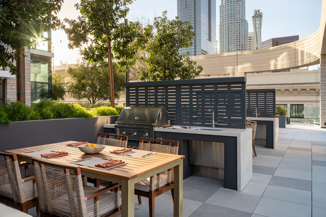 BBQ area at 11th Floor Garden - 400 S Broadway