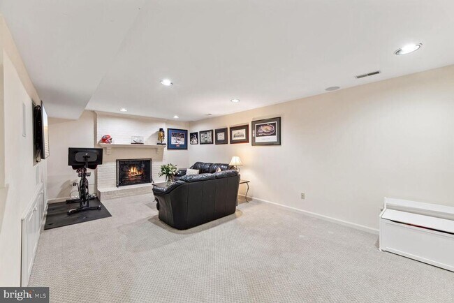 Building Photo - 6603 Forsythia St