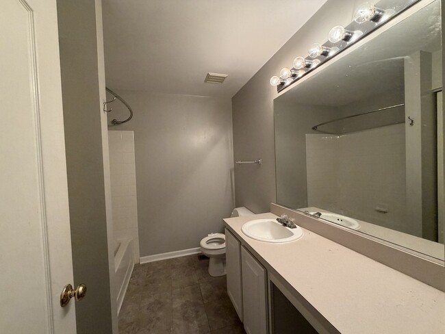 Building Photo - 1225 Brookdale Dr