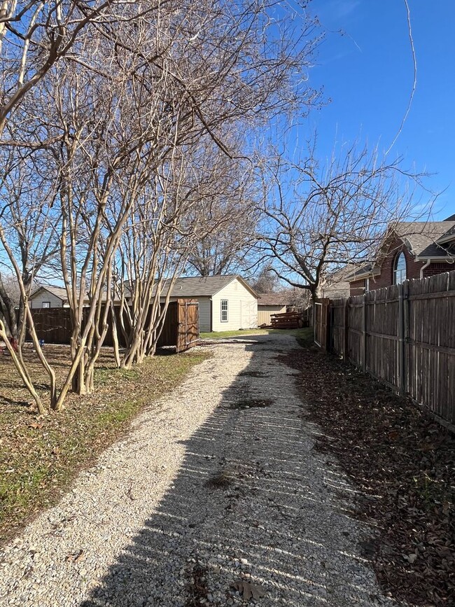 Building Photo - Historic neighborhood - 2/1 - Pets Welcome...