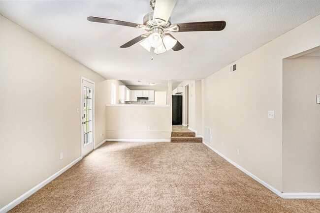 Building Photo - 3 Bedroom 2.5 Bath Home