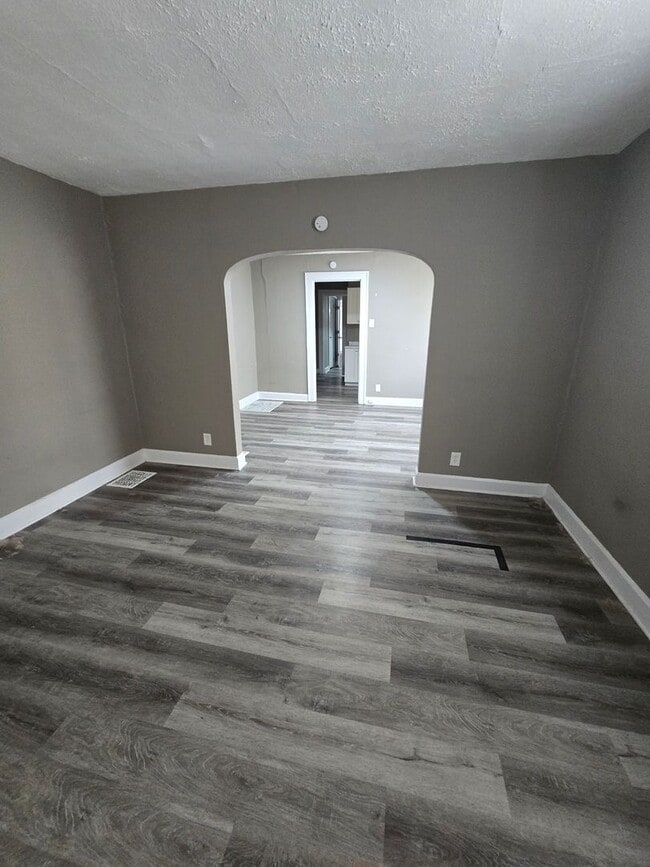 Building Photo - Spacious One Bedroom Duplex Near E. Michigan and Emerson
