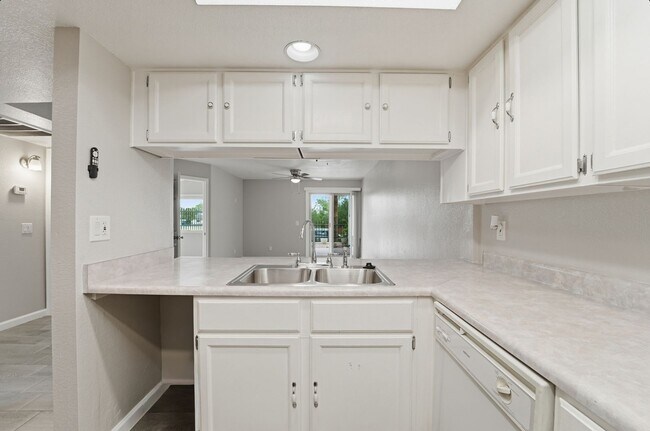 Building Photo - Central Phoenix Gem! Private Patio, Gated, Pool + Underground Parking