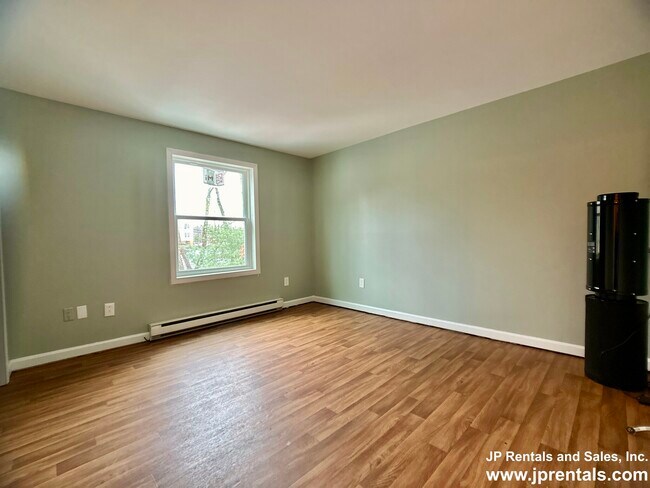 Building Photo - 638 Canterbury St