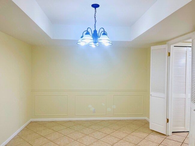Building Photo - 5868 Royal Rdg Dr