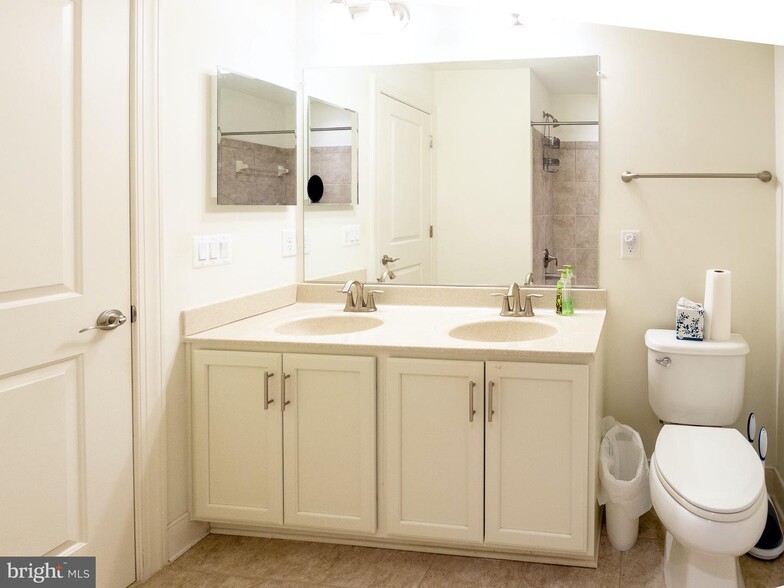 Building Photo - 727 Crown Park Ave