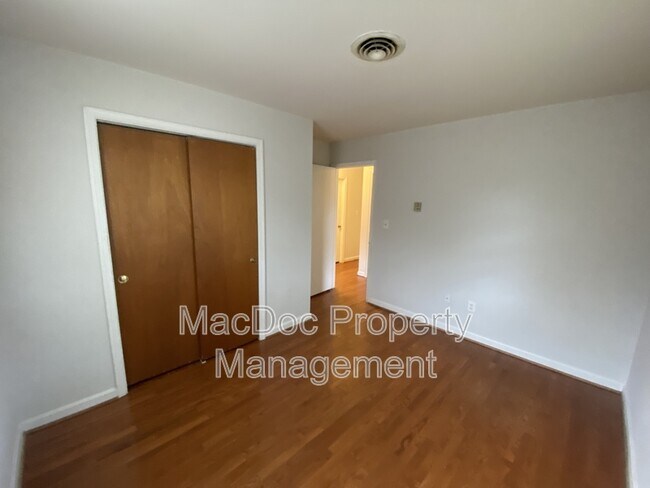 Building Photo - 304 Stratford Ave