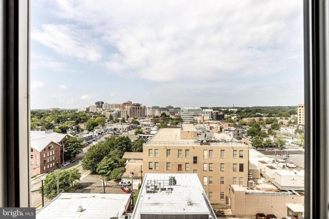 Building Photo - 1 bedroom 1 Bath - Highrise Luxury Living ...