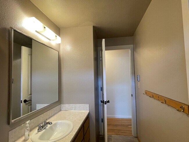 Building Photo - PRELEASING: Updated 3 bed/1 bath Rambler in Roosevelt Neighborhood!