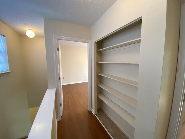 Building Photo - 449 Hickory Hill Dr