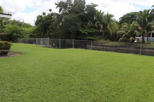 Building Photo - 6955 SW 66th Ave