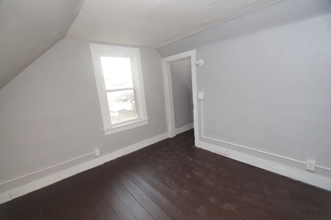 Building Photo - Updated 1 Bedroom Pet Friendly Home - Rent...
