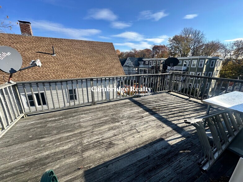 Building Photo - 147 Willow Ave