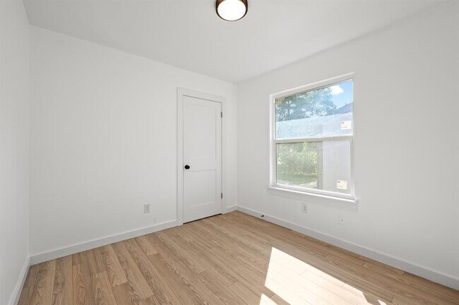 Building Photo - 2313 Lakehurst Dr