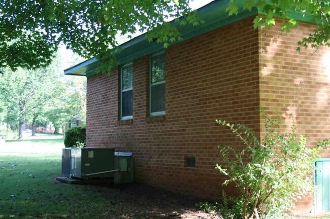 Building Photo - 3600 Lakewood Rd NW