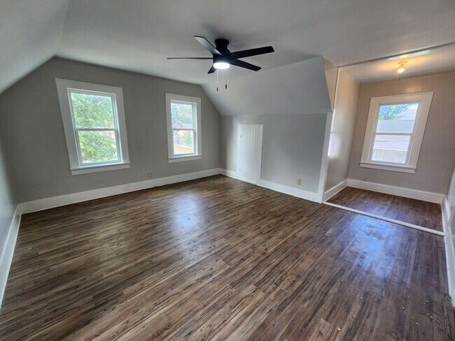Building Photo - 4 Bedroom/2 Bath w/Attached Garage Recentl...