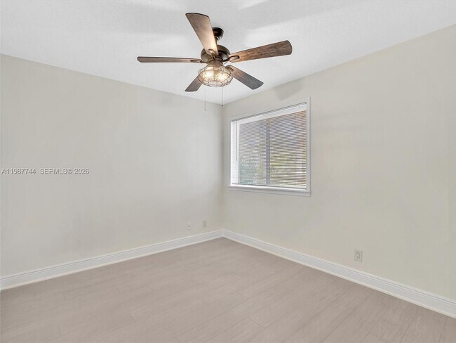 Building Photo - 11407 Lakeview Dr