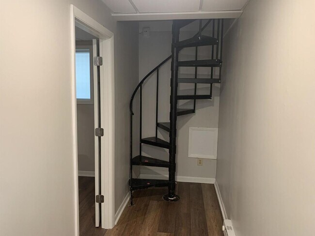 Building Photo - 322 E 10th St