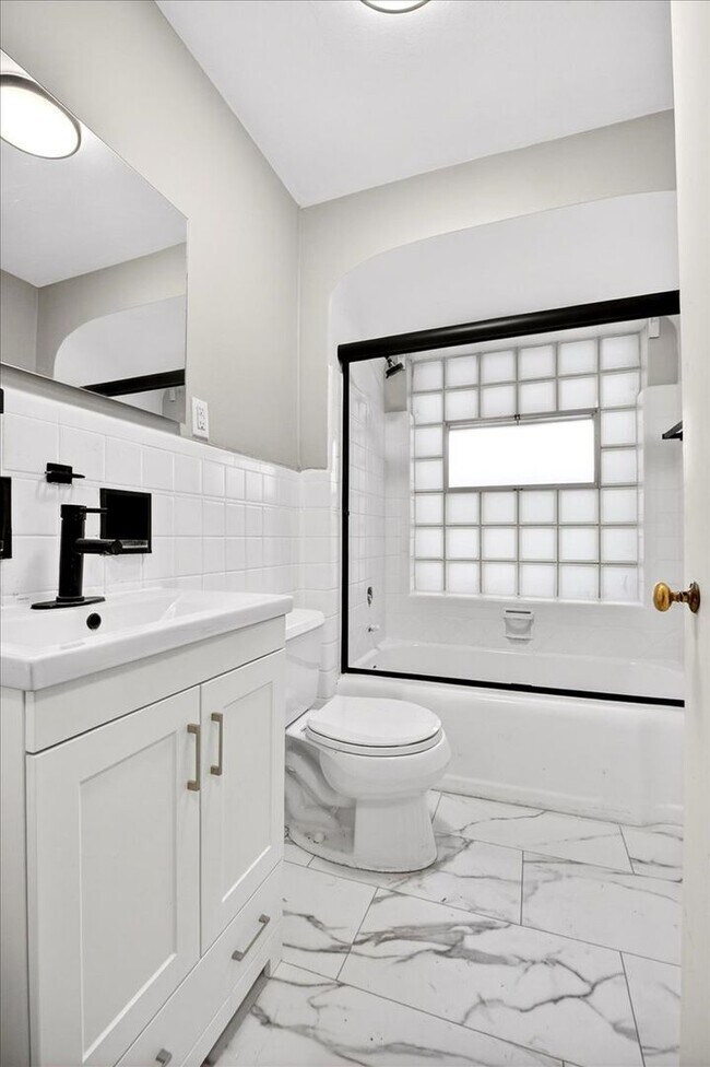 Building Photo - Robbie Junior