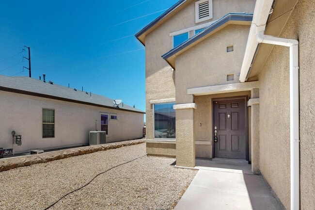 Building Photo - Two story 3 bedroom 2.5 bath in Santa Tere...