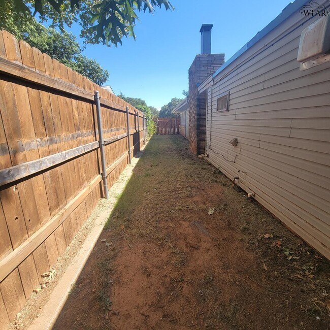 Building Photo - 4444 Phillips Dr