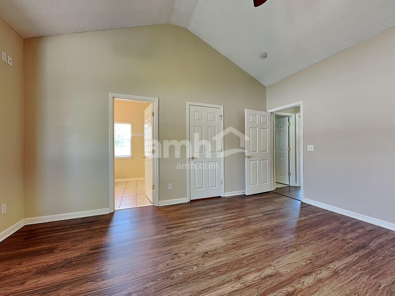 Building Photo - 525 Amsonia Cir