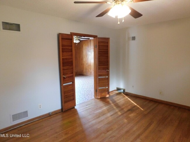 Building Photo - 8349 Cedarbrush Dr