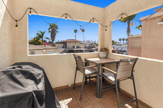 Building Photo - Your Furnished Coastal Escape Awaits!