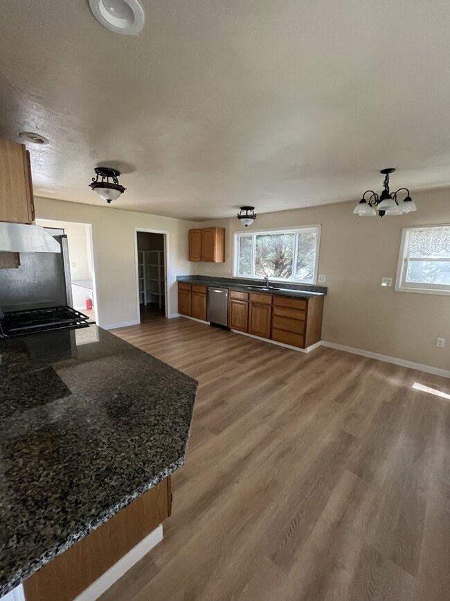 Building Photo - 340 E Island Lake Rd