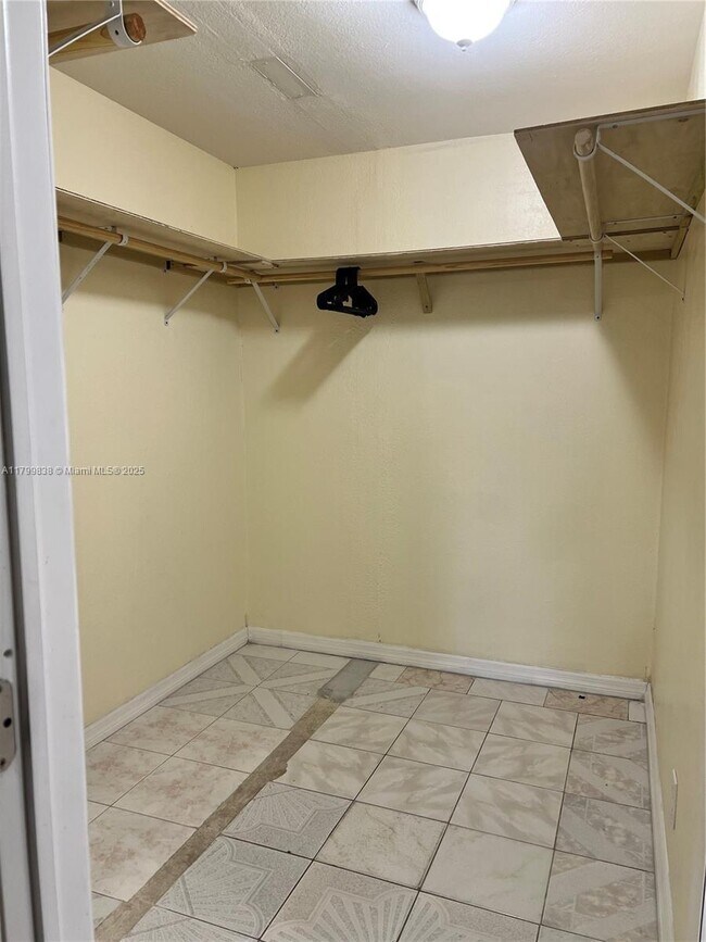 Building Photo - 420 NE 44th St