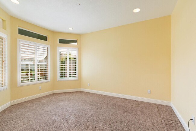 Building Photo - Amazing 3 Bedroom+Flex Room/2 Bath/3 Car G...