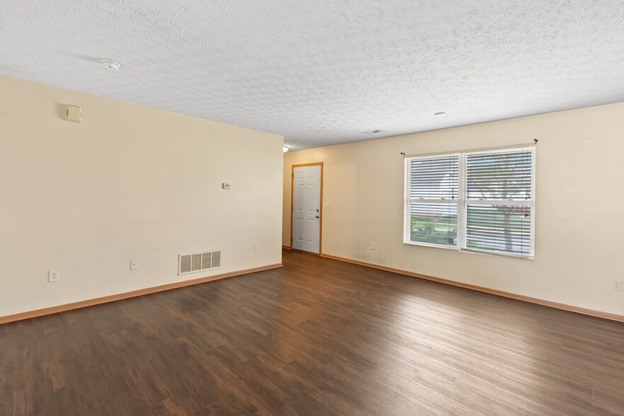 Building Photo - 6306 Pompano St
