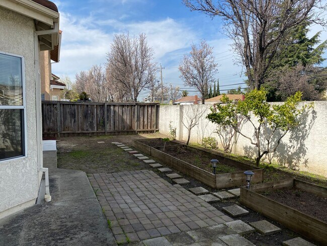 Building Photo - 24962 Plum Tree St