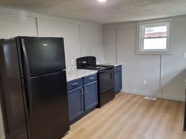 Building Photo - Comfy 2 Bedroom, 1 Bath House located in Radcliff