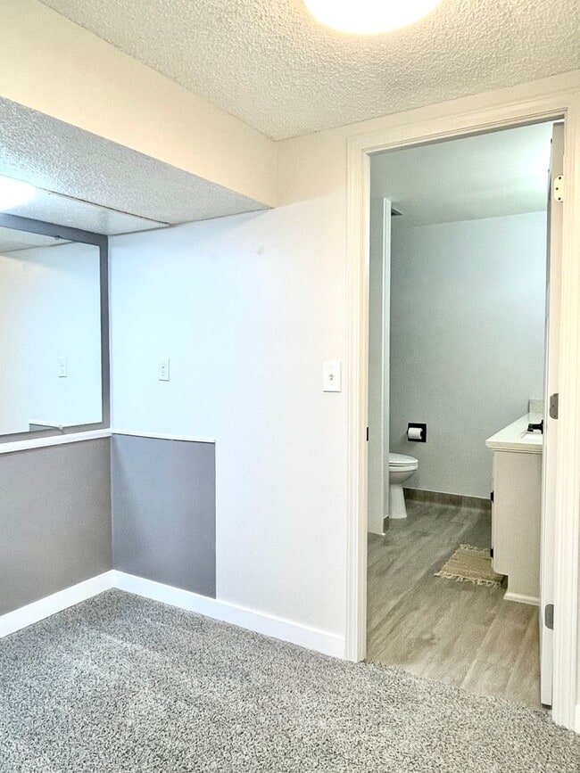 Building Photo - 521 E 5th Ave