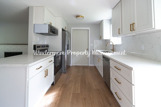 Building Photo - Charming and Bright 3 bed in Heart of Gig Harbor!