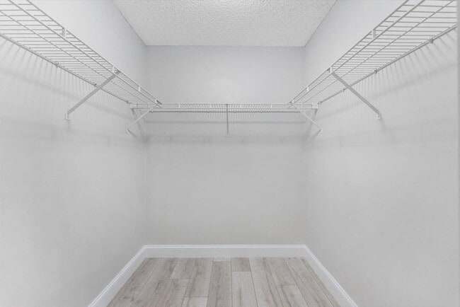 Building Photo - 5809 Sun Pointe Cir