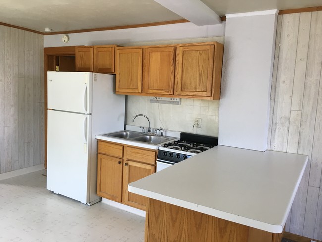 Kitchen - 103 E 8th St