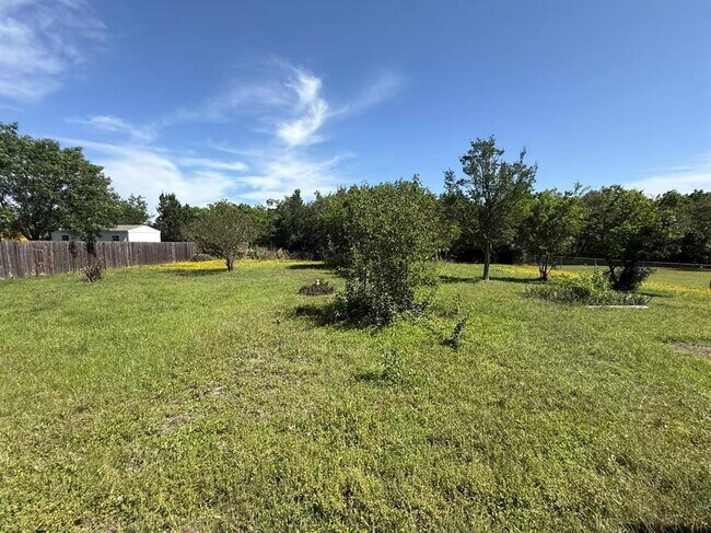 Building Photo - 1106 Oakwood Dr