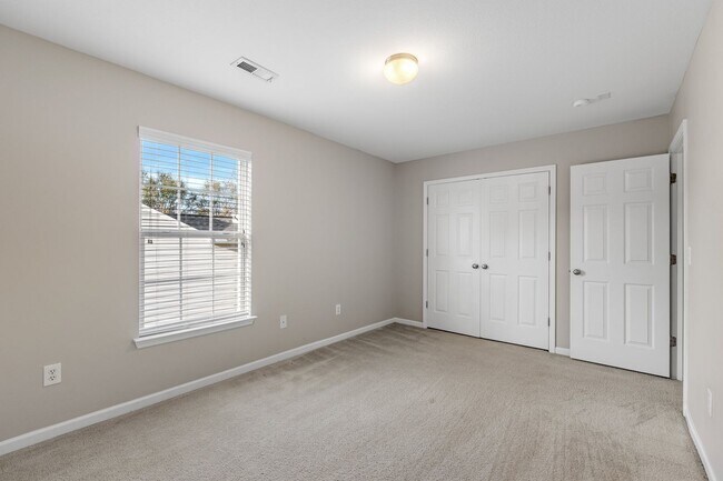 Building Photo - Spacious 4 BR, 2.5 BA, Master BR on Main, Conveniently Located Between Greenville and Spartanburg