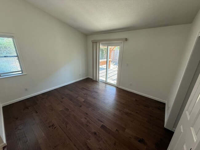 Building Photo - Updated 2 Bed + Loft / 2 Bath Home in Desi...