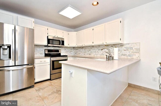 Building Photo - 518 Country Club Dr