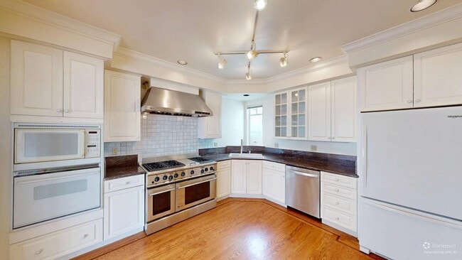 Building Photo - 161 4th Ave