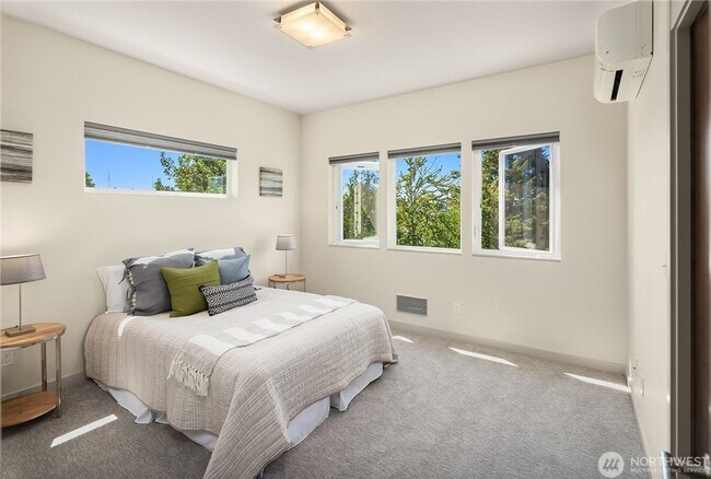 Building Photo - 3bd/2.5ba Seattle Home