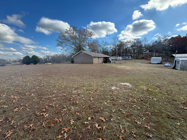 Building Photo - Half Acre Fenced-In 3/2 Right outside of P...